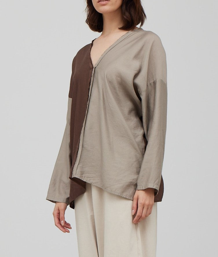 COLOR BLOCKED V-NECK BLOUSE