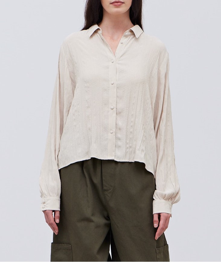 CRINKLE SATIN CROPPED SHIRT