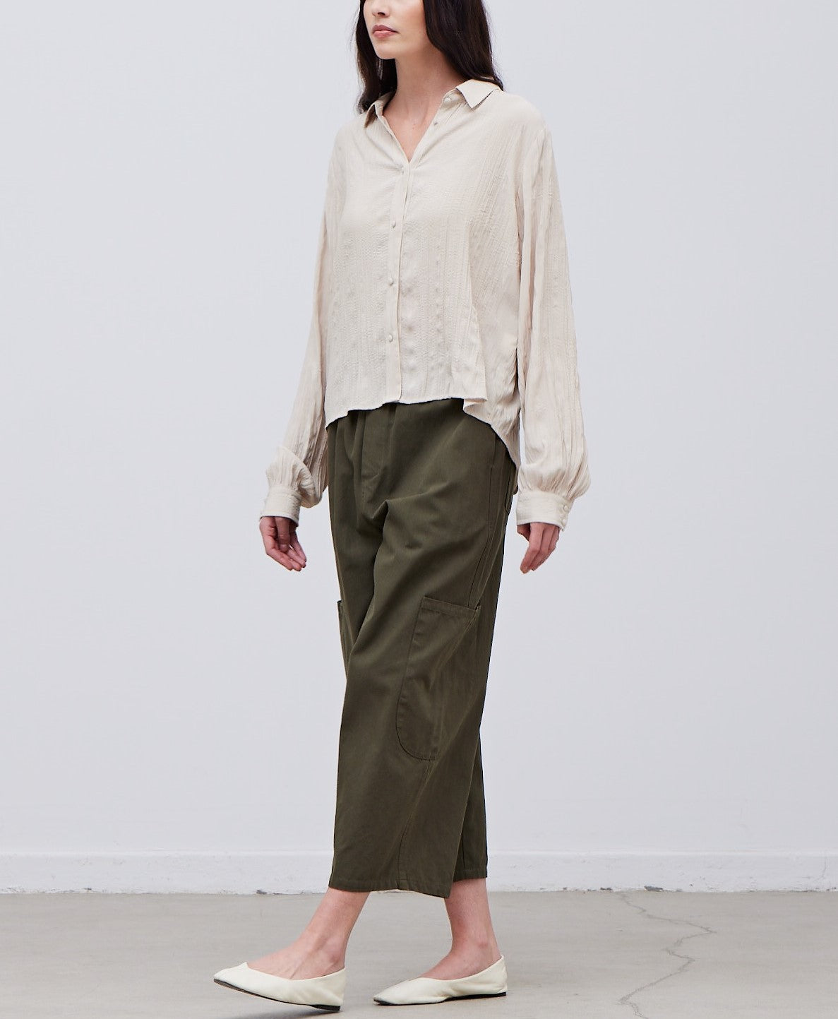 CRINKLE SATIN CROPPED SHIRT