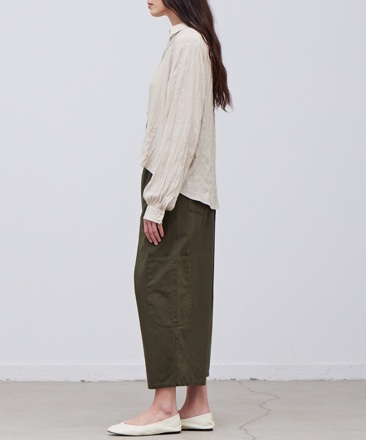 CRINKLE SATIN CROPPED SHIRT