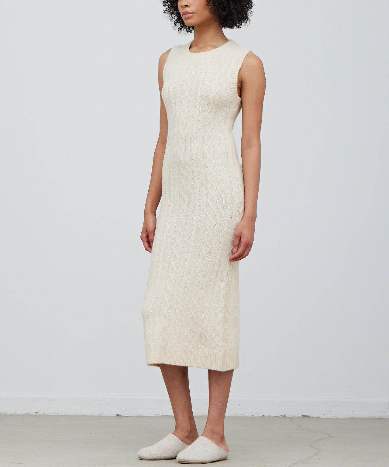 SLEELVELESS SWEATER DRESS